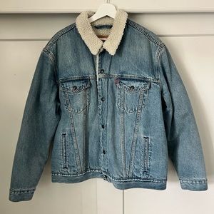 Sherpa lined light blue denim Levi’s jacket